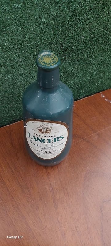 Botella de vino con etiqueta blanca y azul - imagen 2