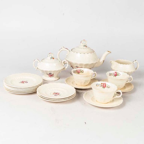18 Piezas de loza inglesa Spode's Jewel. Color crema con flores y diseño con relieve. Piezas craqueladas,algunas piezas manchadas. Medidas: 10x7 cm - imagen 1
