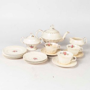 Lote anterior: 18 Piezas de loza inglesa Spode's Jewel. Color crema con flores y diseño con relieve. Piezas craqueladas,algunas piezas manchadas. Medidas: 10x7 cm