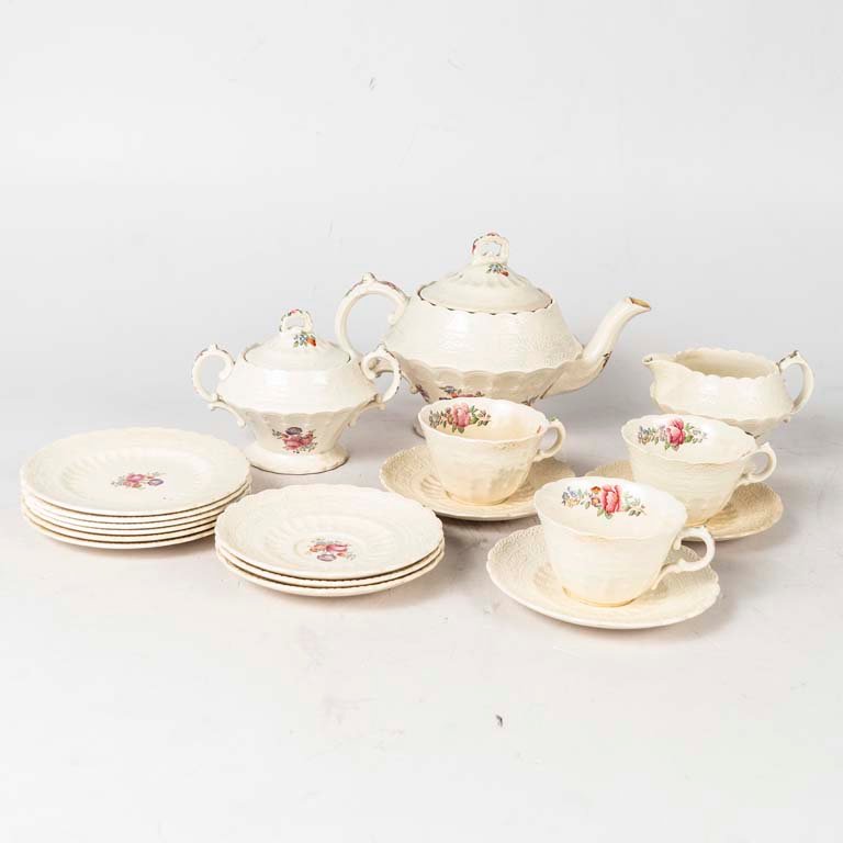 18 Piezas de loza inglesa Spode's Jewel. Color crema con flores y diseño con relieve. Piezas craqueladas,algunas piezas manchadas. Medidas: 10x7 cm