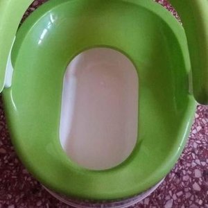 Inodoro portátil con respaldo tapa y interior extraible verde y blanco - imagen 2