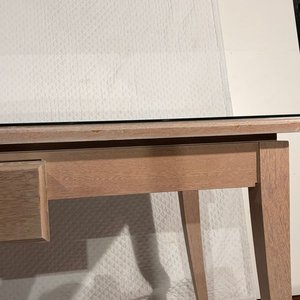 Escritorio/Mesa de Madera Clara con Cajón y Tapa de Vidrio - imagen 5