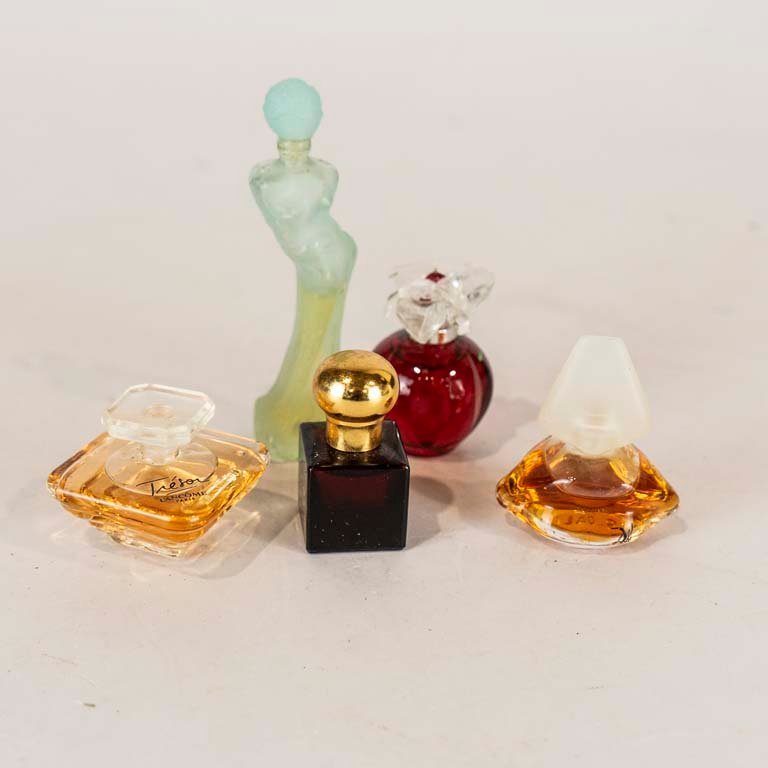 Lote siguiente: 5 Perfumes miniaturas con faltantes