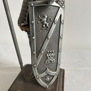 Escultura Caballero Medieval con Armadura y Escudo Decorativo - imagen 4