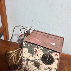 Lote siguiente: Cargador de Batería Antiguo con Indicador