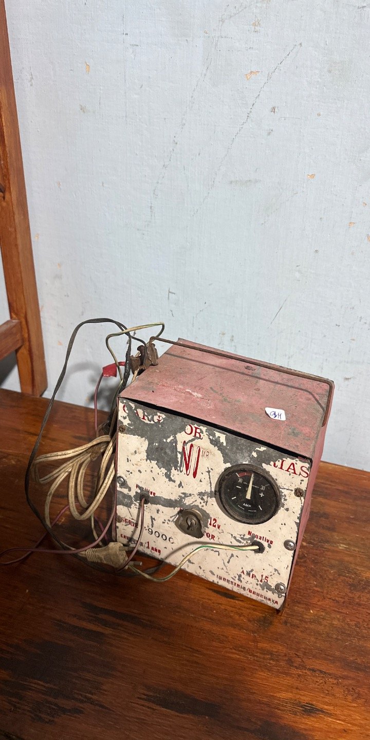 Cargador de Batería Antiguo con Indicador