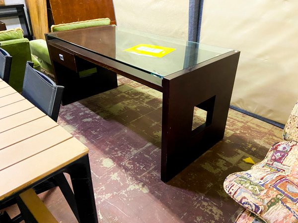 Escritorio moderno con tapa de vidrio