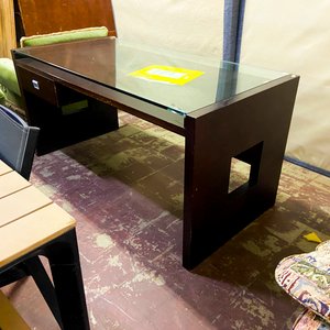 Lote siguiente: Escritorio moderno con tapa de vidrio