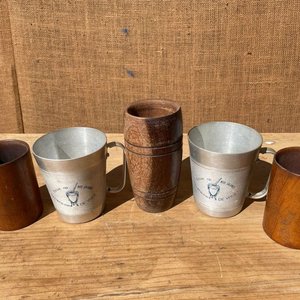JARRAS DE ALUMINIO Y VASOS DE MADERA - imagen 2