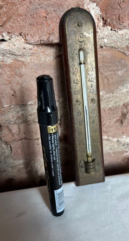 Termómetro Antiguo de Madera con Base Metálica - imagen 1