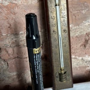 Termómetro Antiguo de Madera con Base Metálica - imagen 1