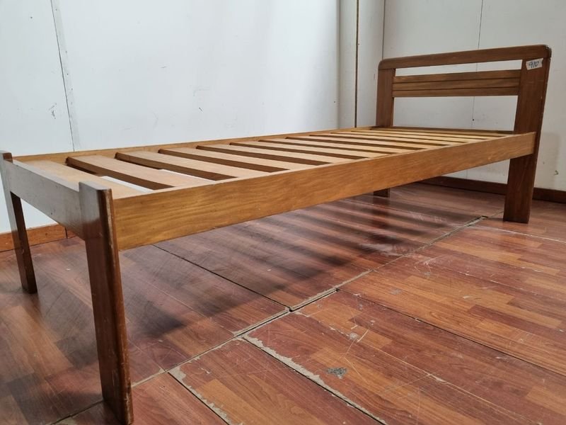 Cama de madera antigua con estructura robusta - imagen 4