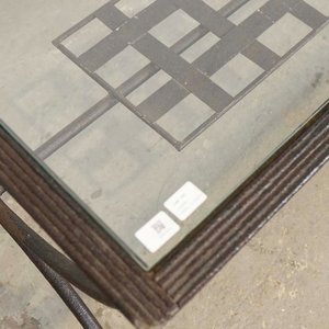 Mesa de Sala Romana en Hierro con Tapa de Vidrio y Detalles en Pintura - imagen 3