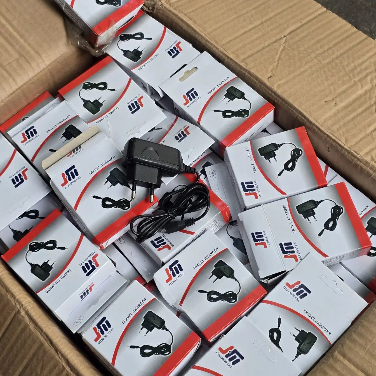 Lote siguiente: Cargadores de viaje en cajas en bulk