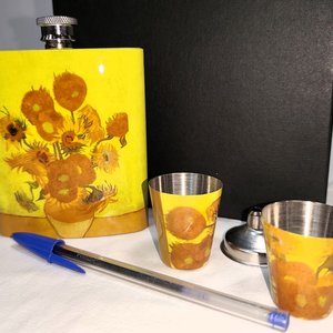 Set de Petaca y Vasos de Acero con Diseño "Los Girasoles" de Van Gogh - imagen 4