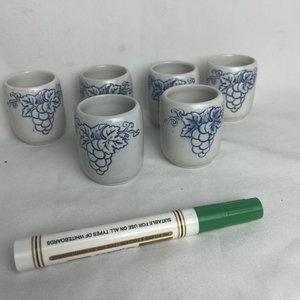 Lote siguiente: Juego de 6 Vasitos de Cerámica con Diseño de Uvas