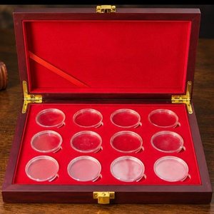 Lote siguiente: Elegante Estuche Chino para 12 Monedas Conmemorativas - Terciopelo Rojo y Herrajes Dorados
