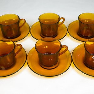 Lote siguiente: Juego de 12 Tazas y Platitos de Vidrio Color Ámbar