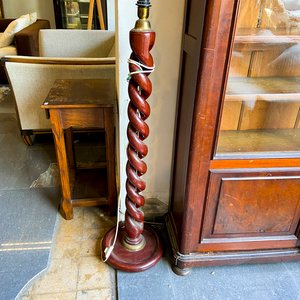 Mueble Exhibidor Antiguo de Madera con Puertas de Vidrio - imagen 3