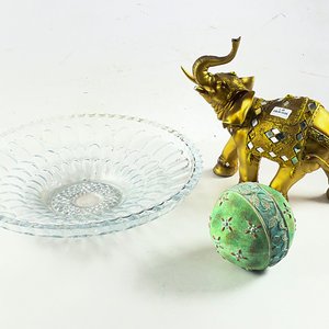 Centro de mesa hialino, esfera decorativa y elefante dorado - imagen 1