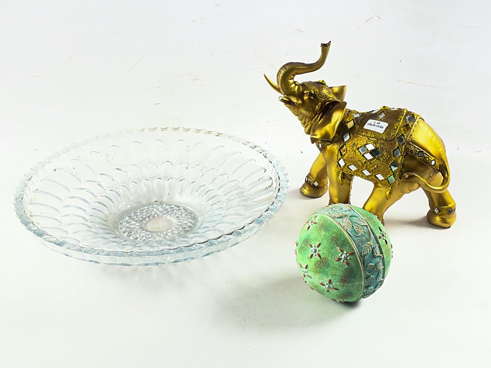 Centro de mesa hialino, esfera decorativa y elefante dorado