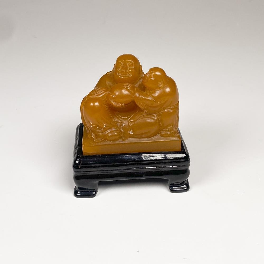 Figura Decorativa de Piedra Jabón Amarilla con Base de Madera