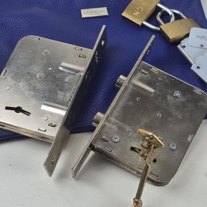 Lote Variado: Plancha, Grabadora, Bolsos, Cerraduras, Llaves y Paraguas - imagen 2