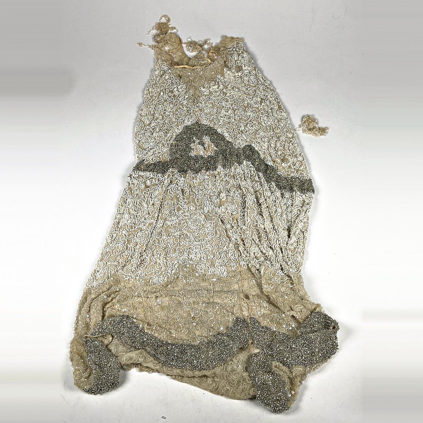 Vestido Antiguo de Dama con Bordado de Mostacillas y Lentejuelas