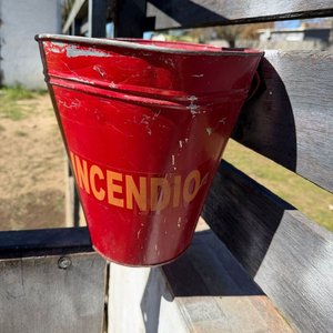 Balde Metálico Rojo para Incendios - Excelente Estado - imagen 4