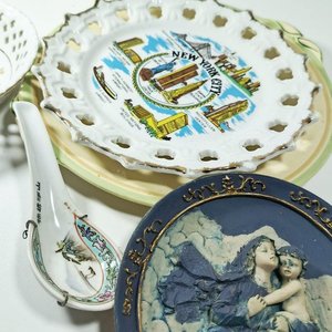 Lote de 3 Platos Decorativos Vintage y Cuchara con Sellos - imagen 4