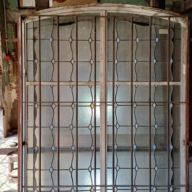 Ventana de hierro con vitrales decorativos - imagen 3