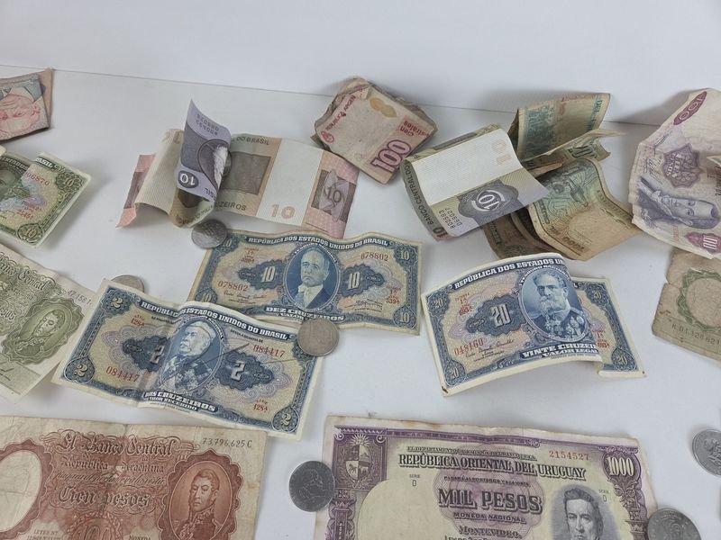 Gran lote de monedas, billetes y medalla conmemorando el centenario de la República Oriental del Uruguay - imagen 10