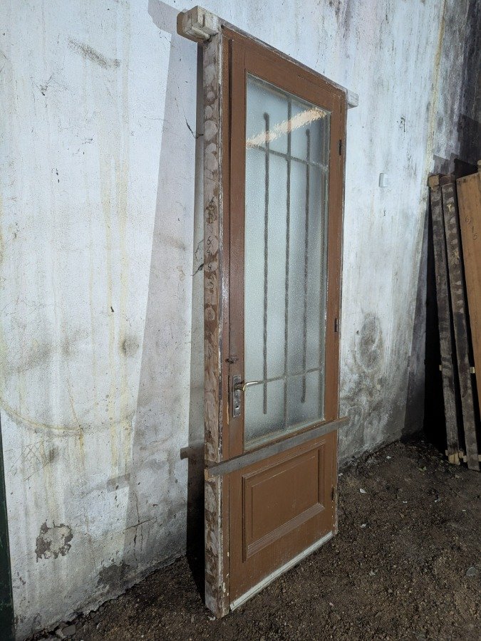 Puerta antigua vidriada en cedro, con reja y marco de pinotea. - imagen 11
