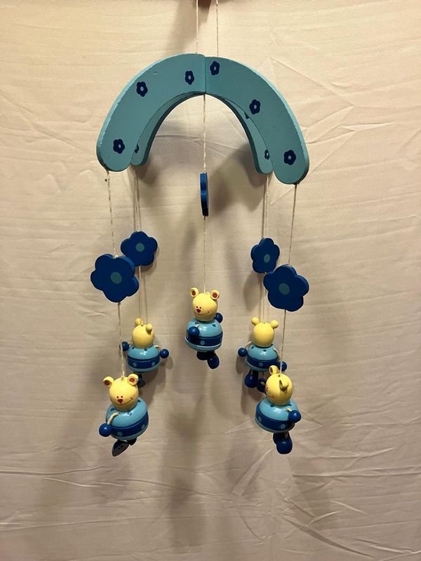 Móvil de Cuna de Madera con Ositos y Billetera de Peñarol - imagen 1