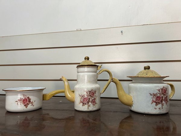Lote de Teteras y Cacerola de Metal Esmaltado Blanco con Flores y Bordes Dorados