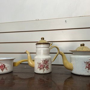 Lote siguiente: Lote de Teteras y Cacerola de Metal Esmaltado Blanco con Flores y Bordes Dorados