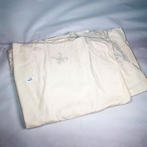 Lote anterior: Mantel de Hilo Beige Claro con Bordado Floral y Encaje