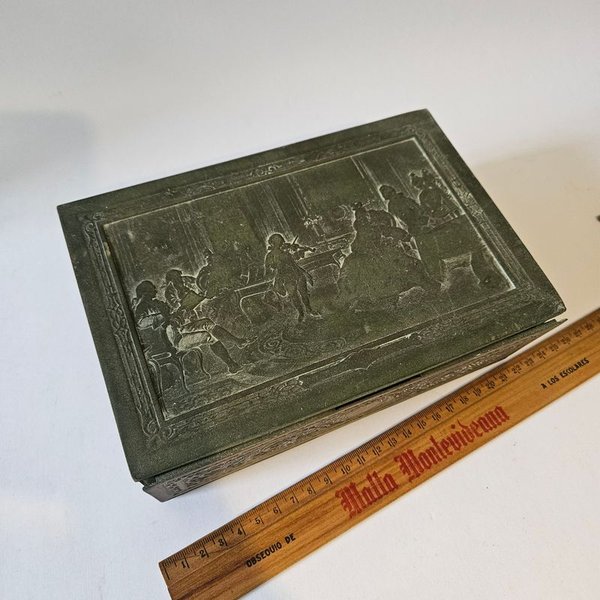 Antigua caja de metal con escena en relieve - imagen 1