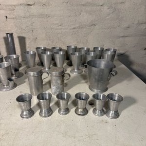 Lote de Candelabros y Vasos de Aluminio - imagen 2
