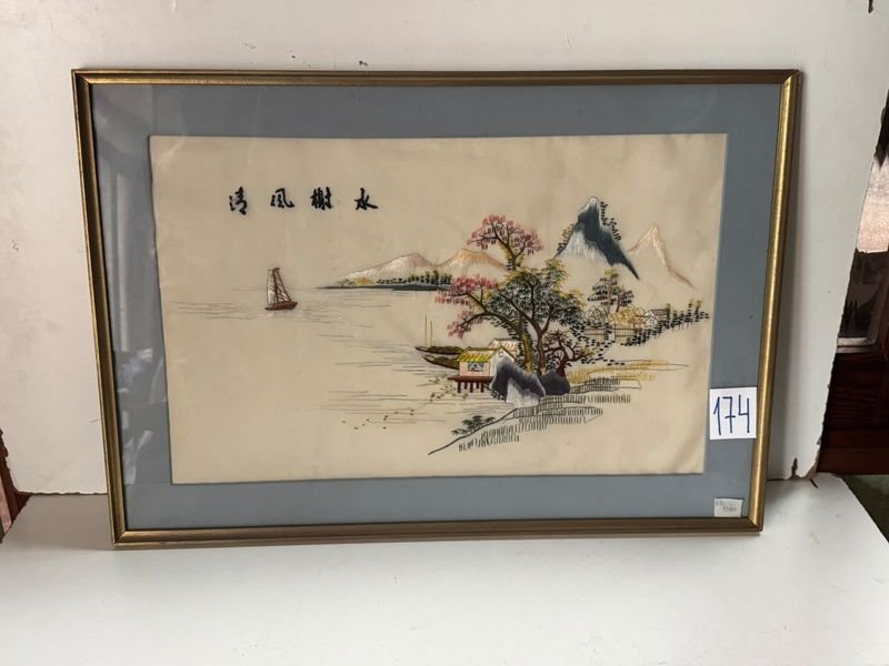 Cuadro Bordado Chino Paisaje Marino con Barco y Montañas 67x47 cm