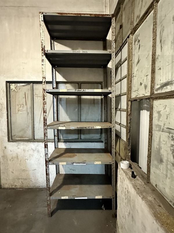 Lote siguiente: Estantería de metal con características industriales