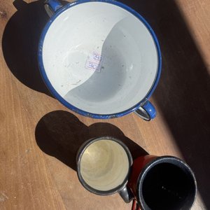 Cazuela y 2 Tazas Esmaltadas Blancas con Bordes Azules - imagen 2