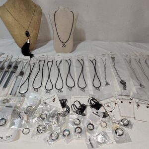 Lote de 50 Piezas de Joyería Surtida en Acero Quirúrgico: Collares y Anillos - imagen 2