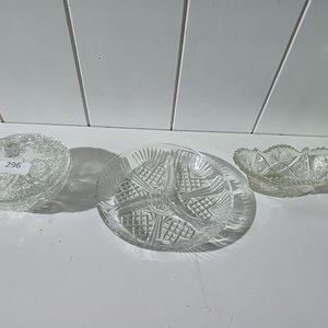 Tres piezas de cristal tallado: bombonera, plato divisor y cuenco - imagen 8