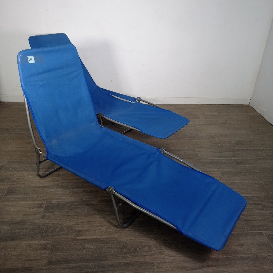 Par de reposeras en metal plegables con estructura metálica y tapicería de tela azul - imagen 2