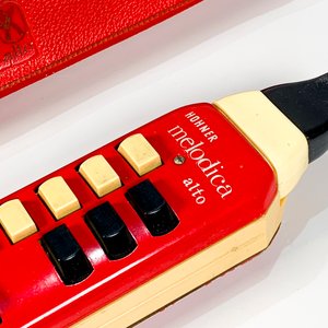 Melódica Hohner Alto Alemana Roja y Beige con Estuche - imagen 3