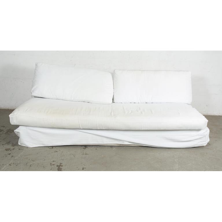 Sofá de Tres Cuerpos Blanco con Funda y Almohadones - Detalles de Uso