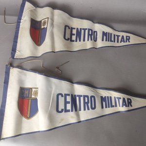 Dos Banderines Triangulares de Tela "Centro Militar" - imagen 1