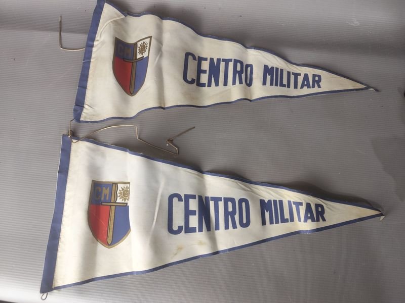 Dos Banderines Triangulares de Tela "Centro Militar"