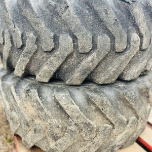 Lote siguiente: Dos Neumáticos de Tractor Usados